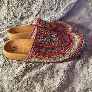 The Sak Bolinas Island Dust Crochet Slip On Clogs Mules Boho Rainbow Stripe 10